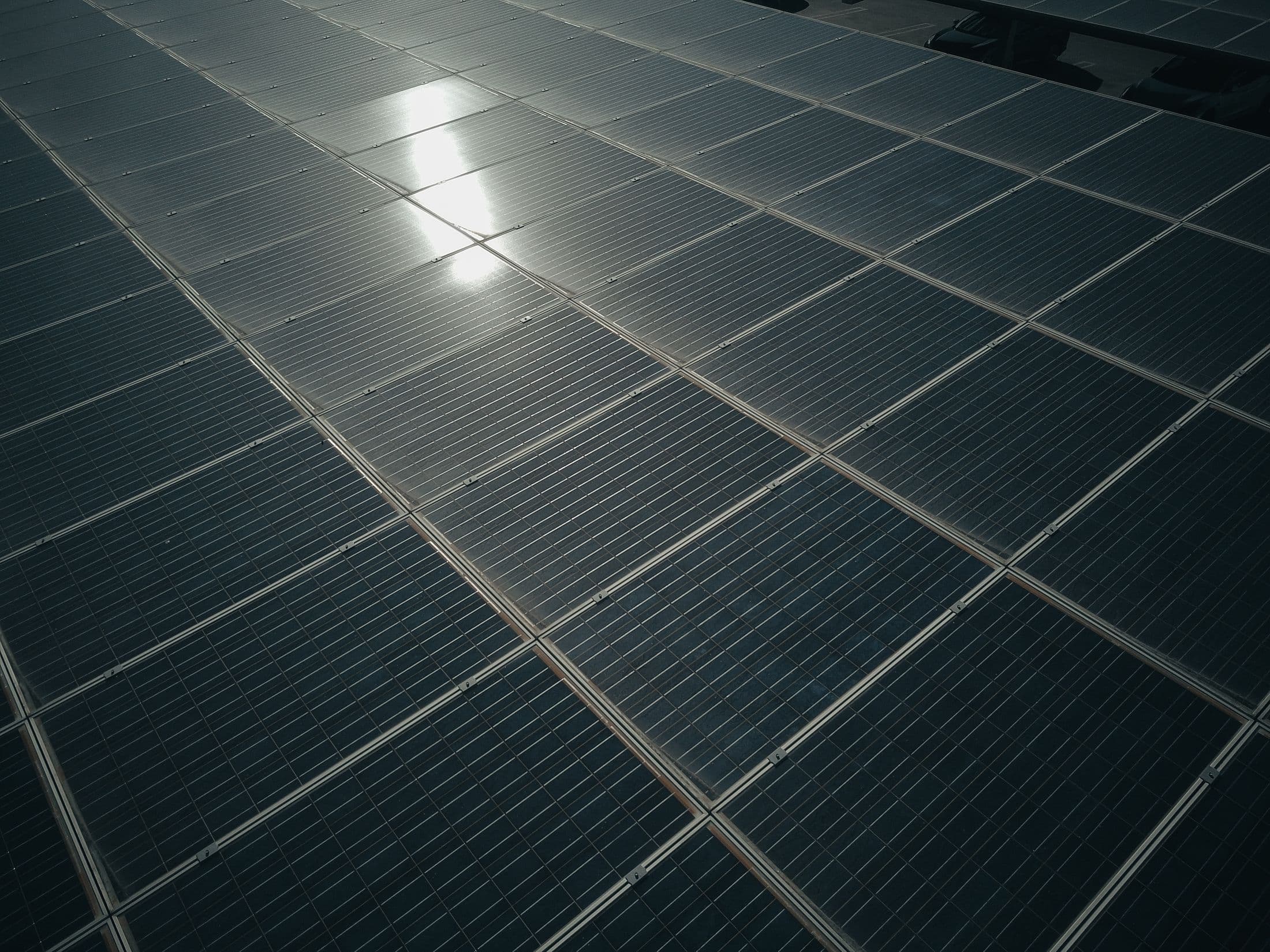 Solarmodule auf einem Dach aus der Nähe